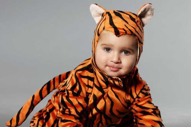 дитина в костюмі тигра