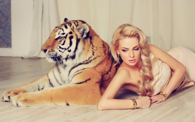 жінка та тигр