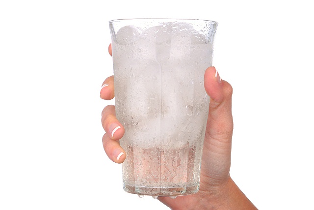 склянка з льодом у руці