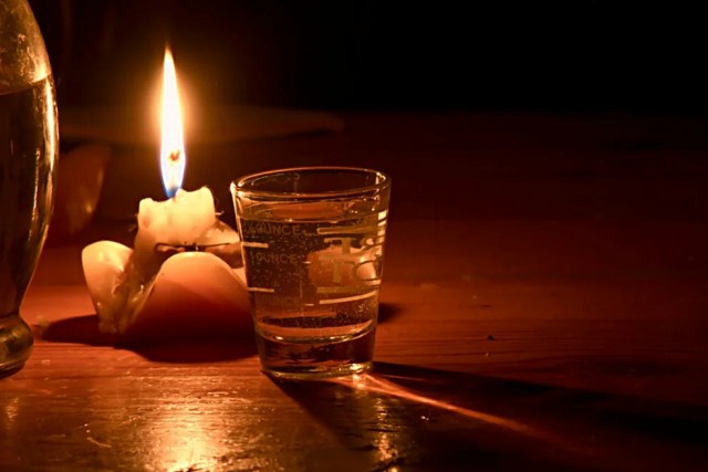 свічка та склянка води