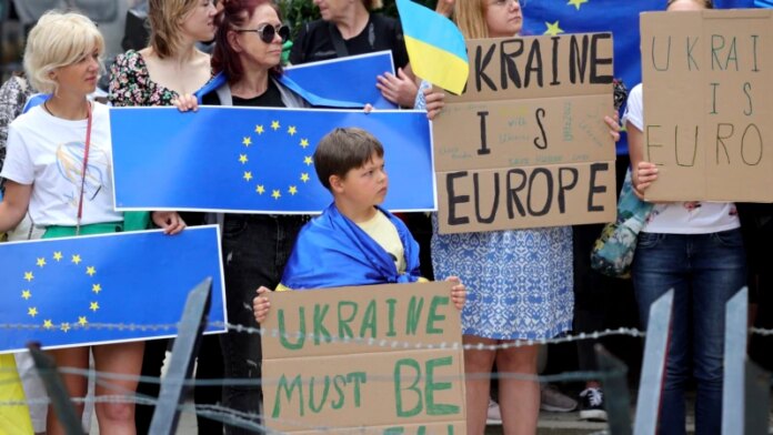 без зволікання надати статус кандидата Україні та Молдові
