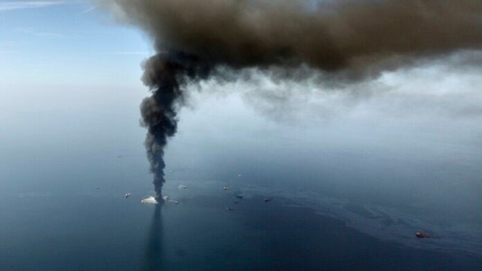 У Криму повідомили про пожежу на нафтовидобувній платформі
