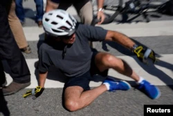 Журналісти, які супроводжували Байдена в поїздці до Делавера, сфотографували момент падіння президента з велосипеда