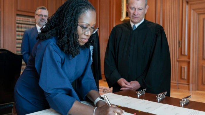 Кетанджі Джексон розпочала роботу у Верховному суді США
