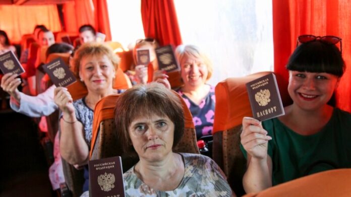 Що варто за бажанням Кремля роздати російські паспорти «усім українцям»?
