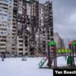 «Невимовна, навмисна жорстокість».  Які військові злочини задокументували Human Rights Watch в Україні Близько 200 будівель було пошкоджено у Харкові внаслідок російських авіаударів